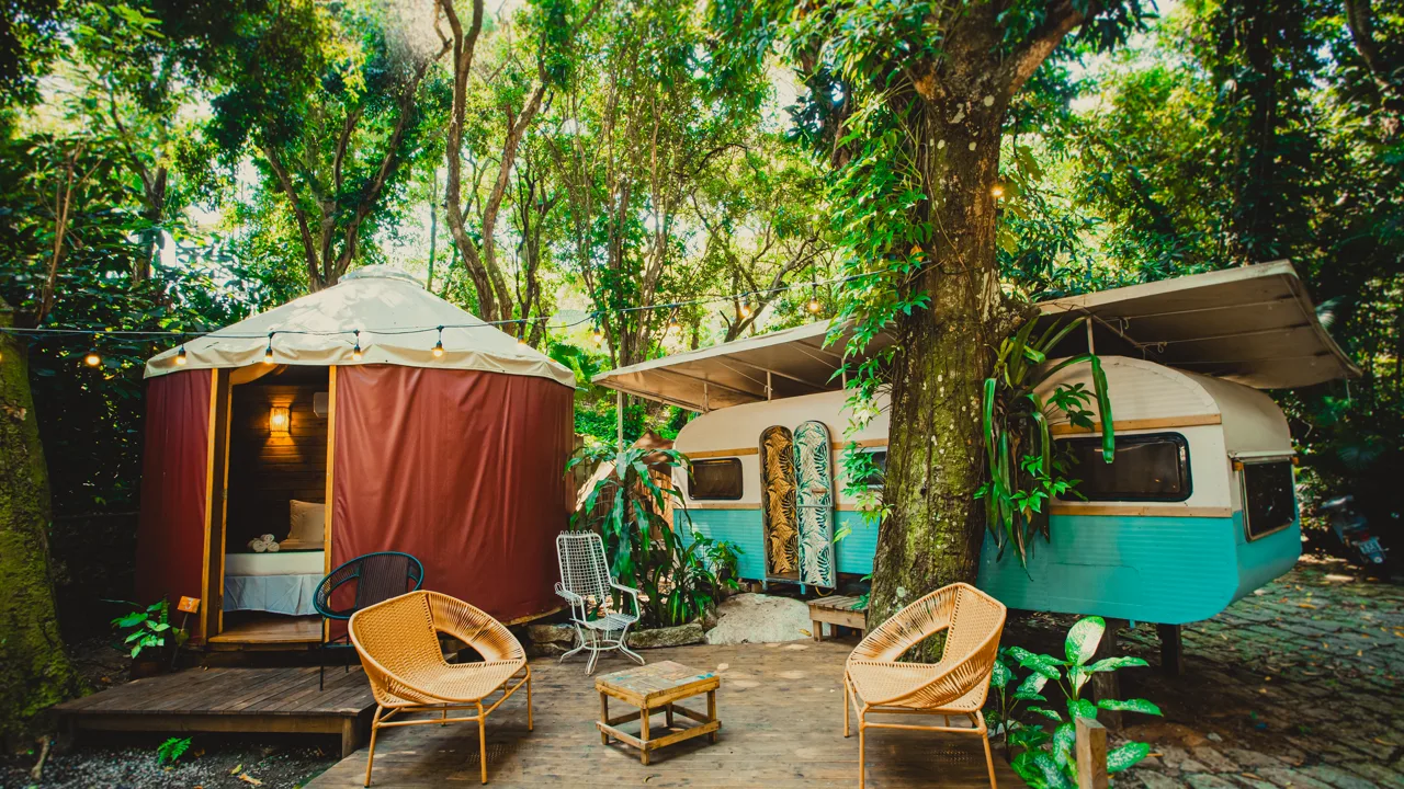 Acomodações fora da caixa do Hostel da Vila em Ilhabela: yurt e trailer retrô em meio à mata