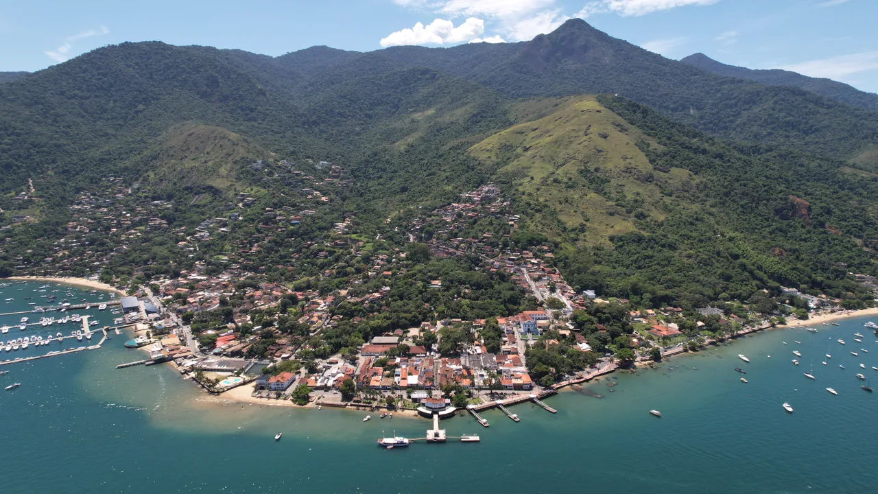 Vista aérea do centro histórico de Ilhabela e do mar, onde fica o Hostel da Vila
