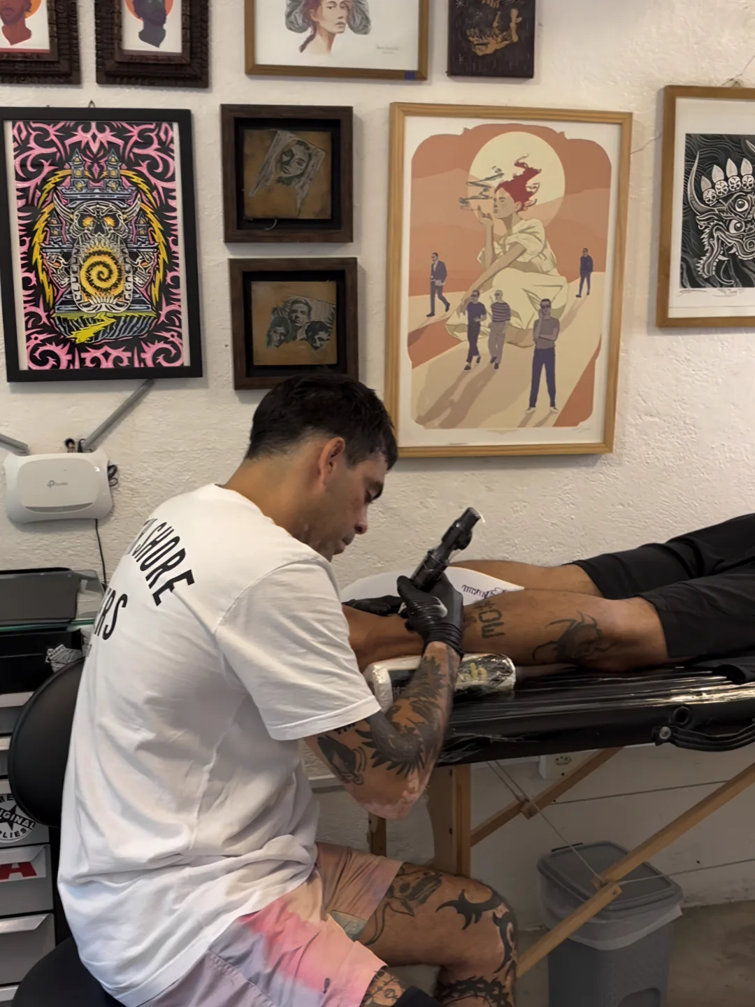 Tatuador trabalhando no estúdio de tatuagem do Hostel da Vila em Ilhabela