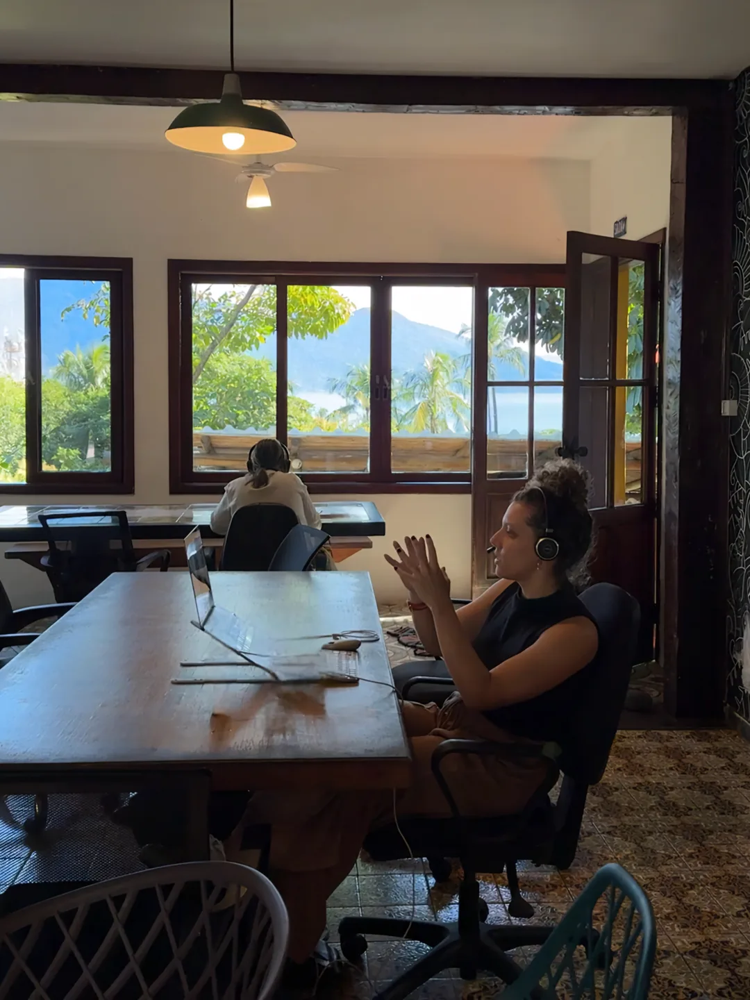 Espaço de coworking com vista para o mar no Hostel da Vila em Ilhabela
