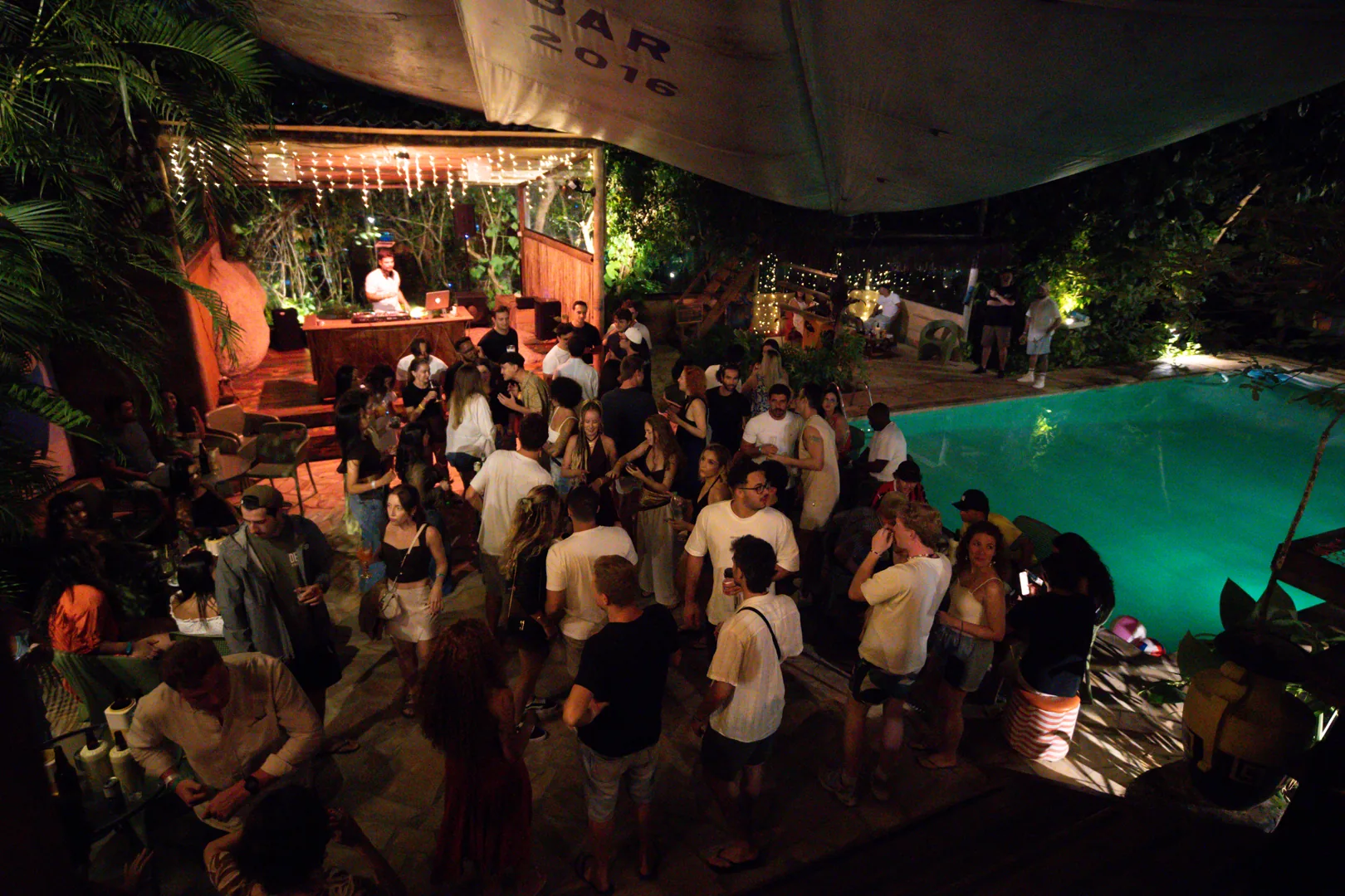 Festa noturna à beira da piscina no Floresta Bar do Hostel da Vila em Ilhabela, aberto ao público