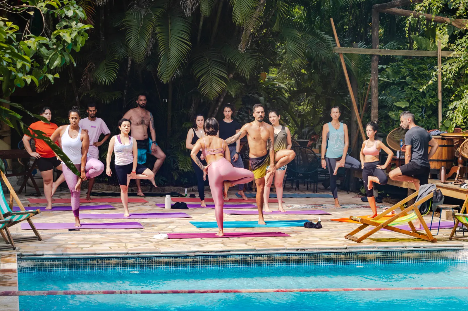Aula de yoga à beira da piscina no Hostel da Vila em Ilhabela