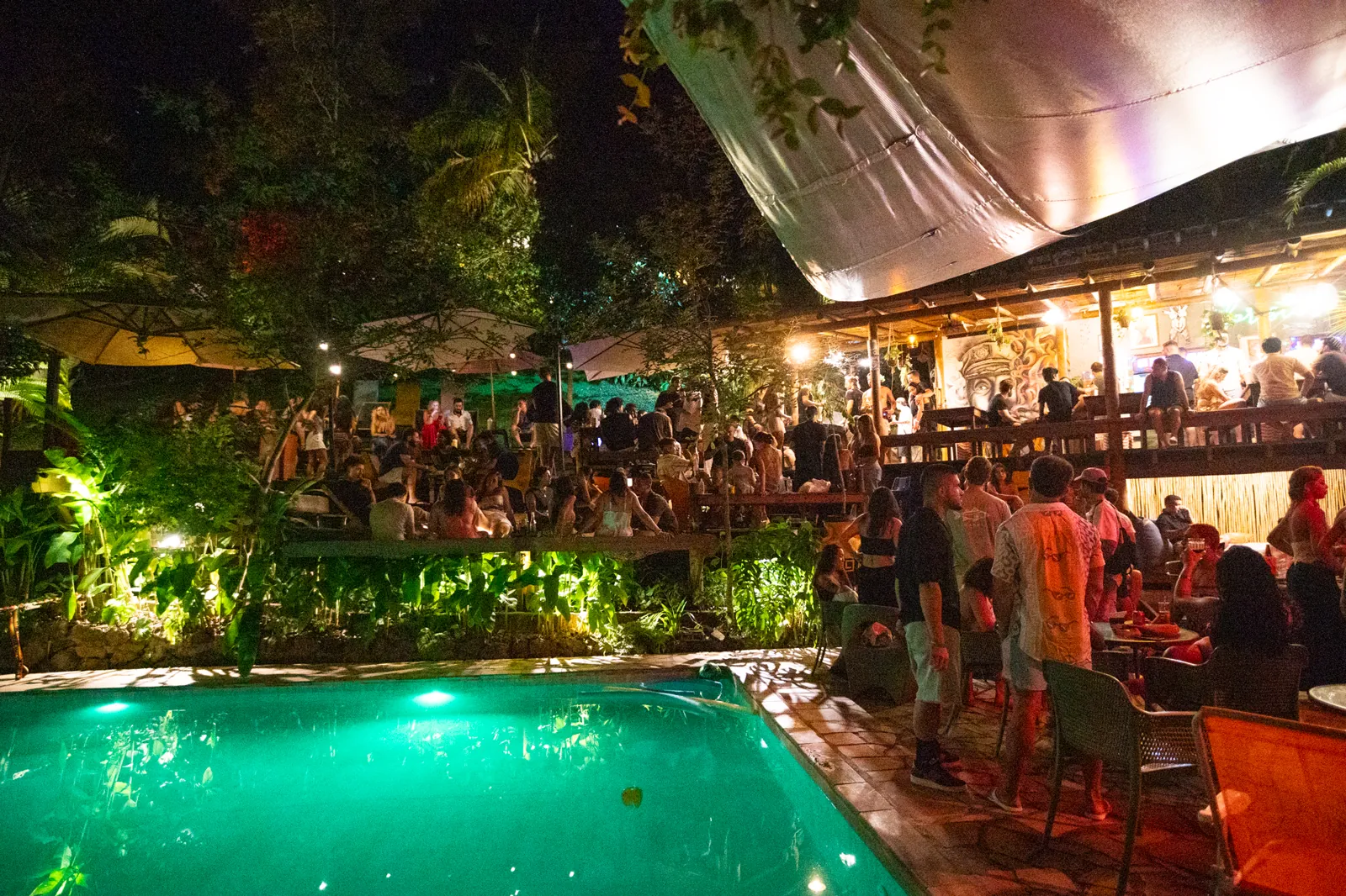 Festa noturna à beira da piscina no Hostel da Vila em Ilhabela