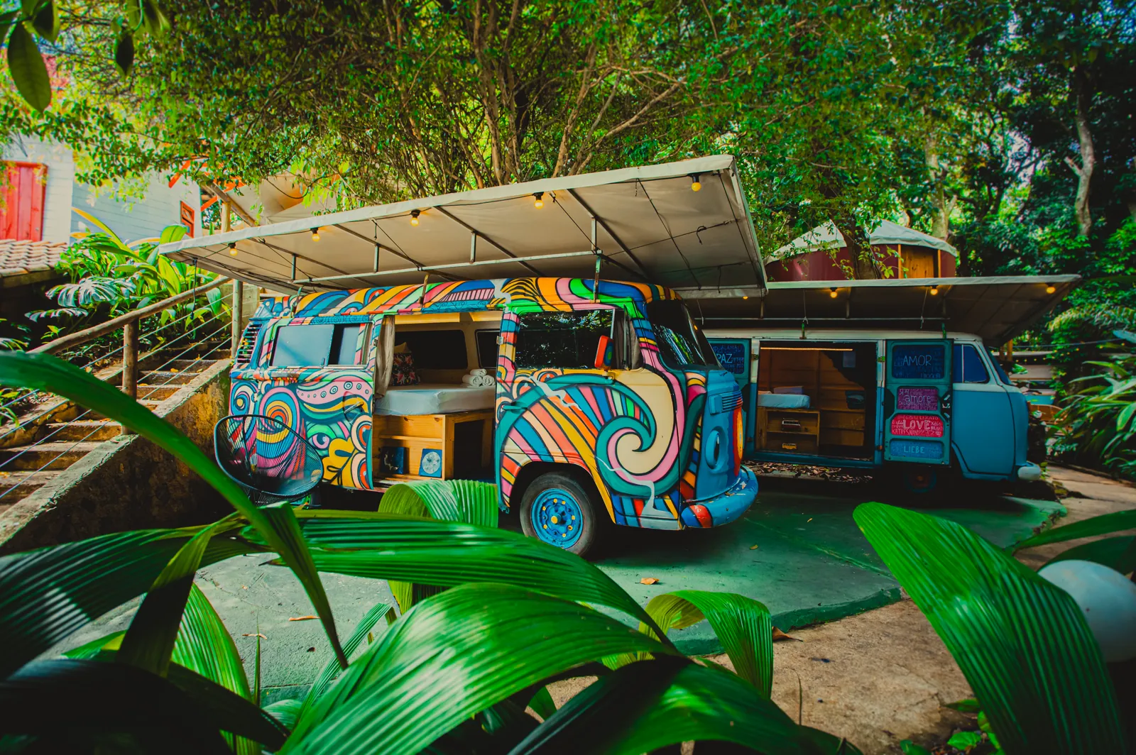 Kombis hippie coloridas usadas como acomodação no Hostel da Vila em Ilhabela