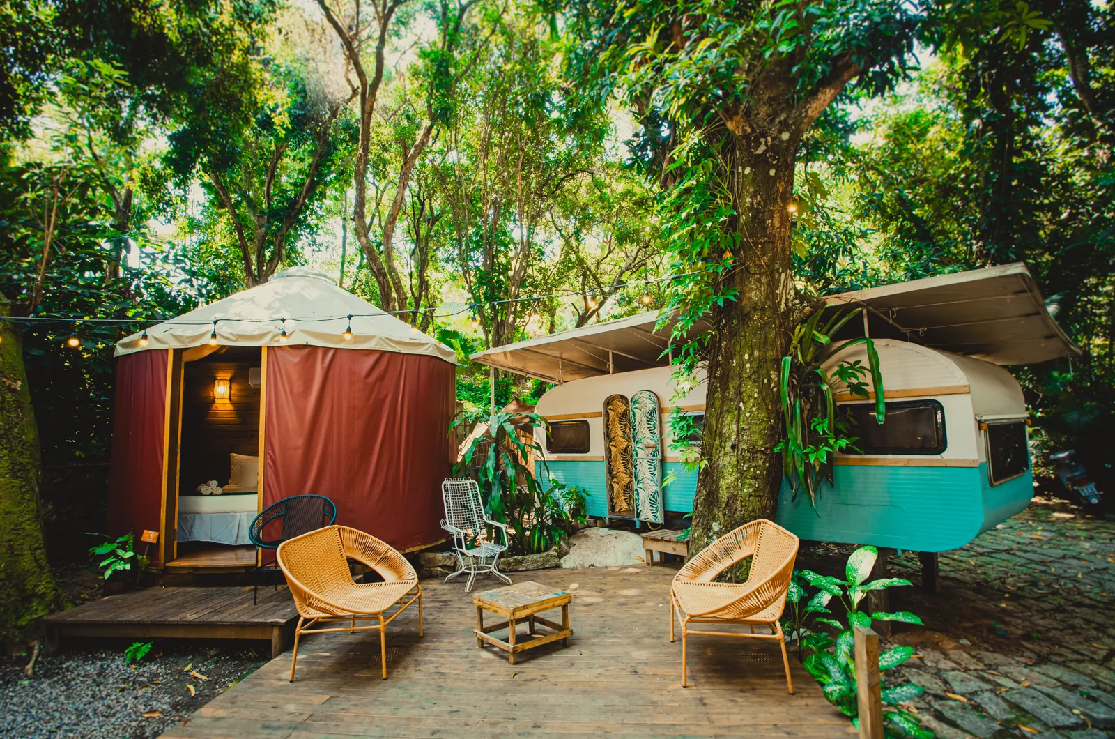 Yurt e trailer retrô na mata, acomodações fora da caixa do Hostel da Vila em Ilhabela