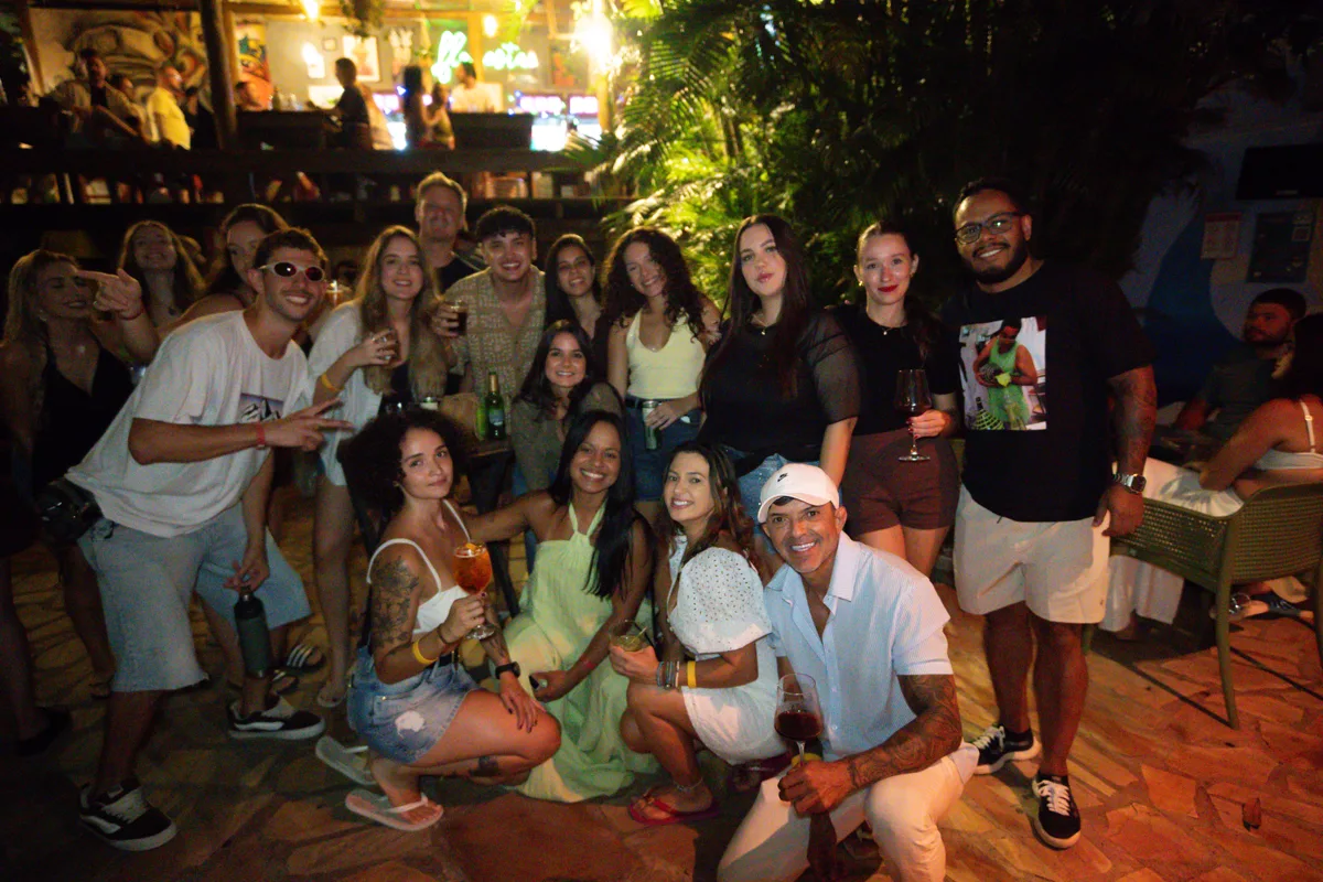 Grupo de amigos reunido à noite no Hostel da Vila em Ilhabela