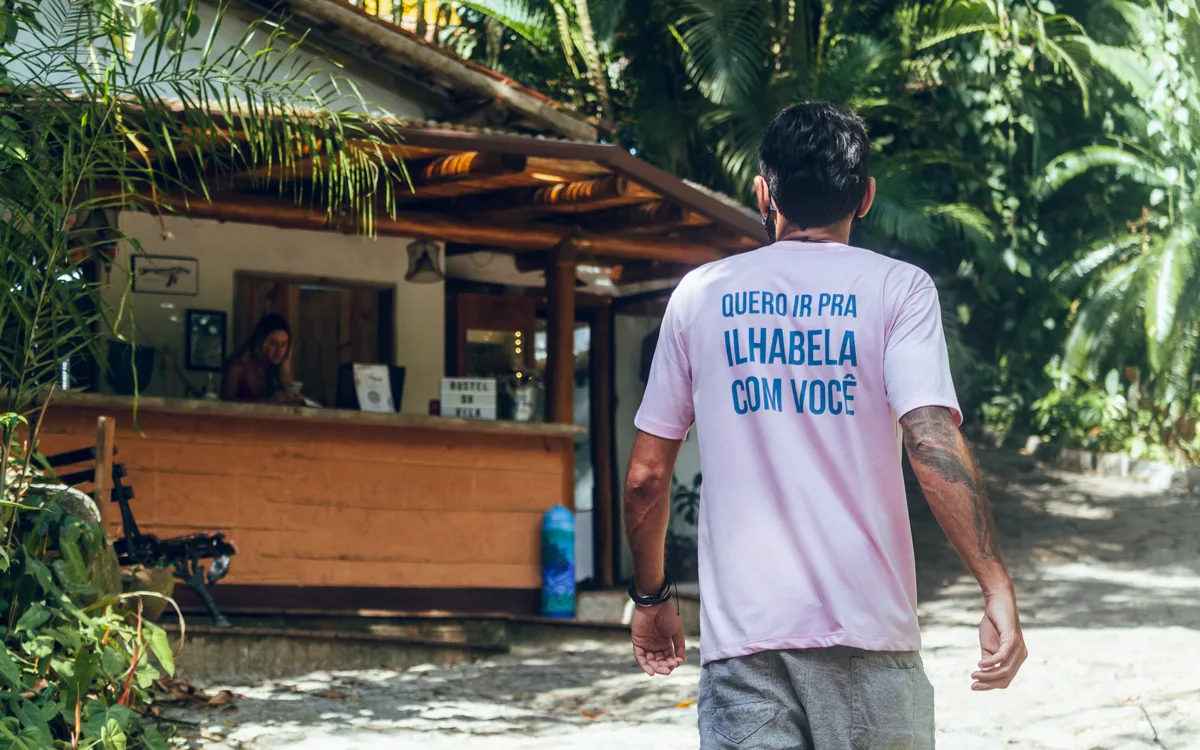 Viajante solo chegando na recepção do Hostel da Vila em Ilhabela