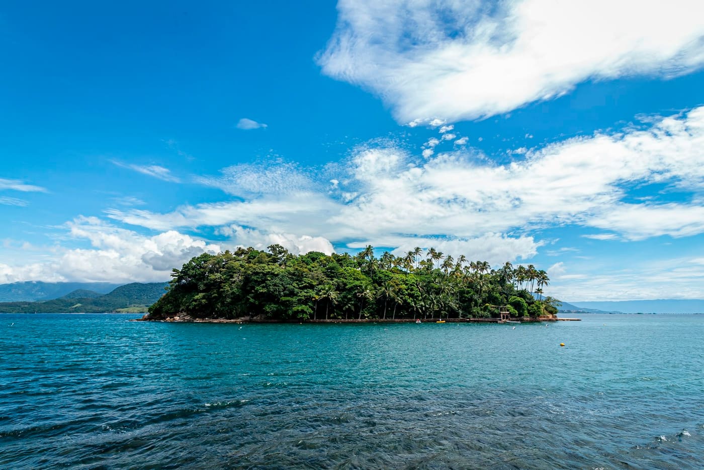 Praia de águas claras cercada de Mata Atlântica em Ilhabela