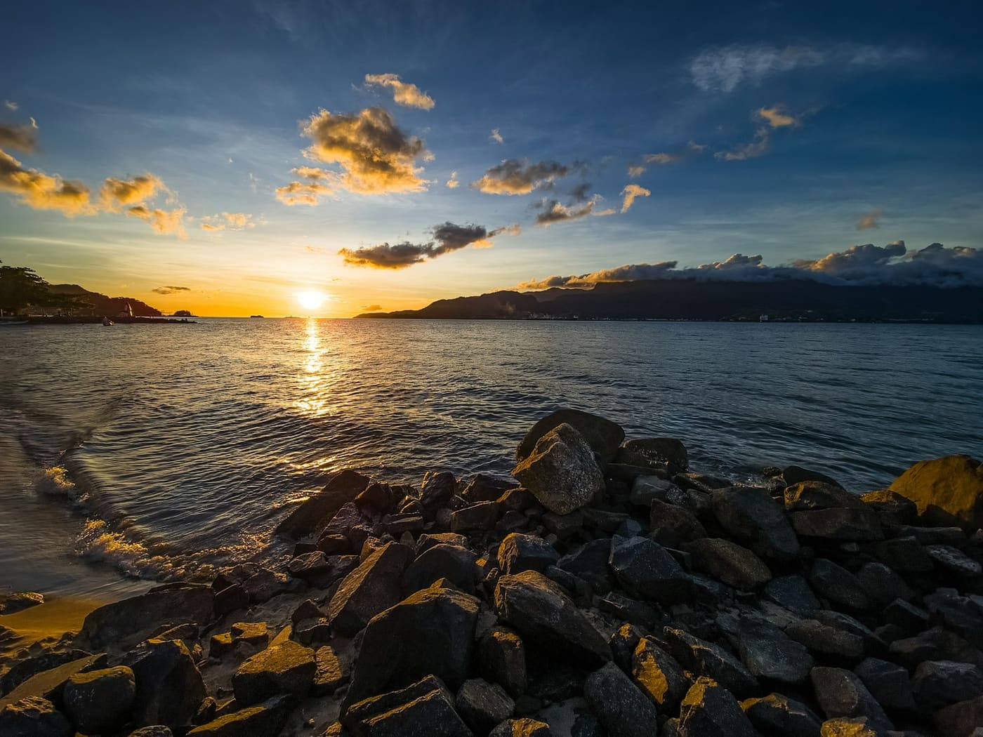 Entardecer dourado sobre o canal de São Sebastião, horário em que os bares de Ilhabela começam a encher