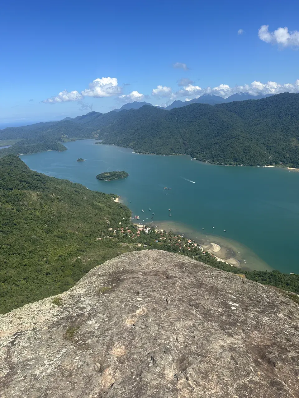 O Saco do Mamanguá visto do alto do Pão de Açúcar, com o fiorde entrando na serra