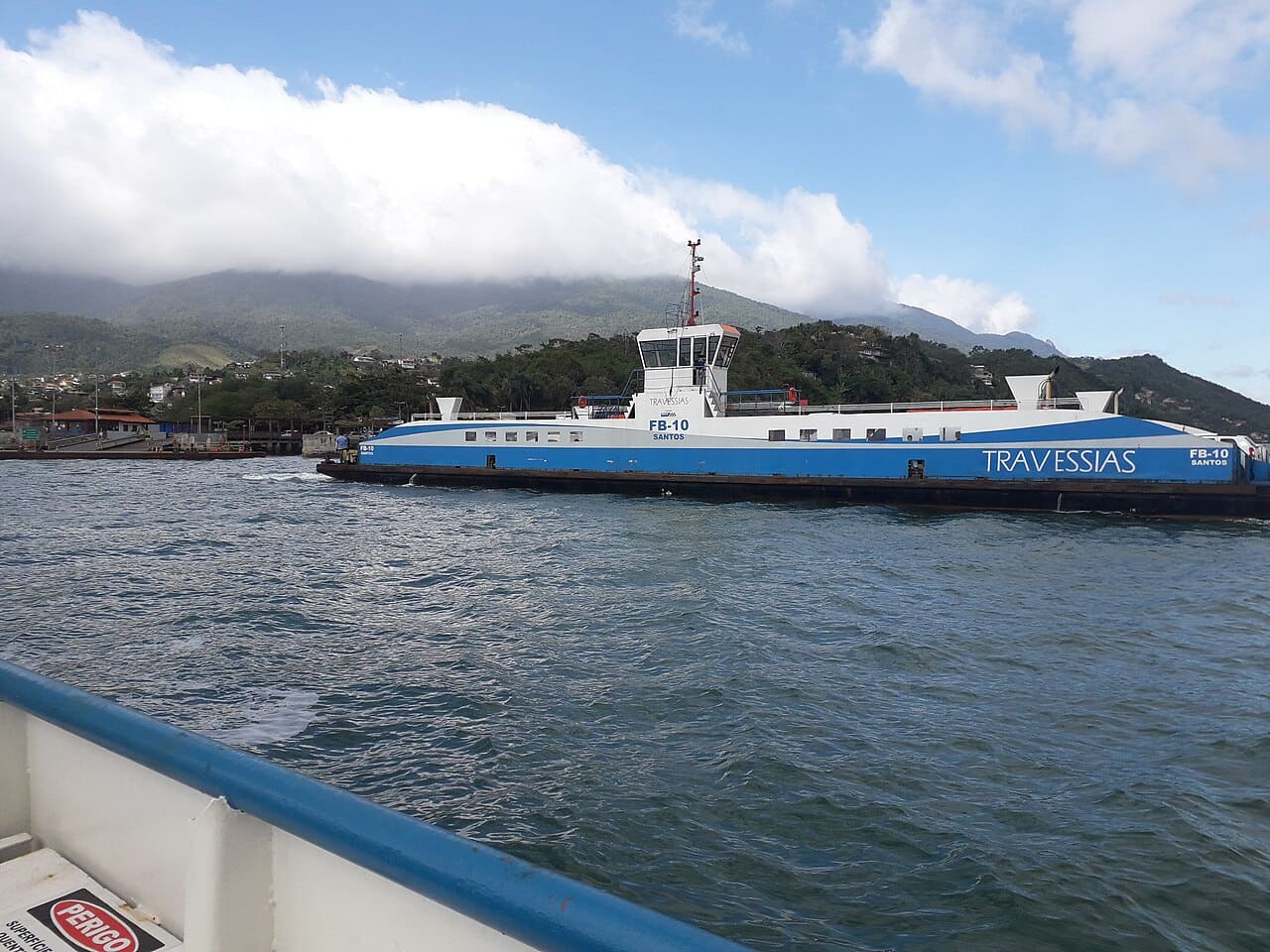 Balsa de travessia no canal de São Sebastião, com a serra de Ilhabela ao fundo