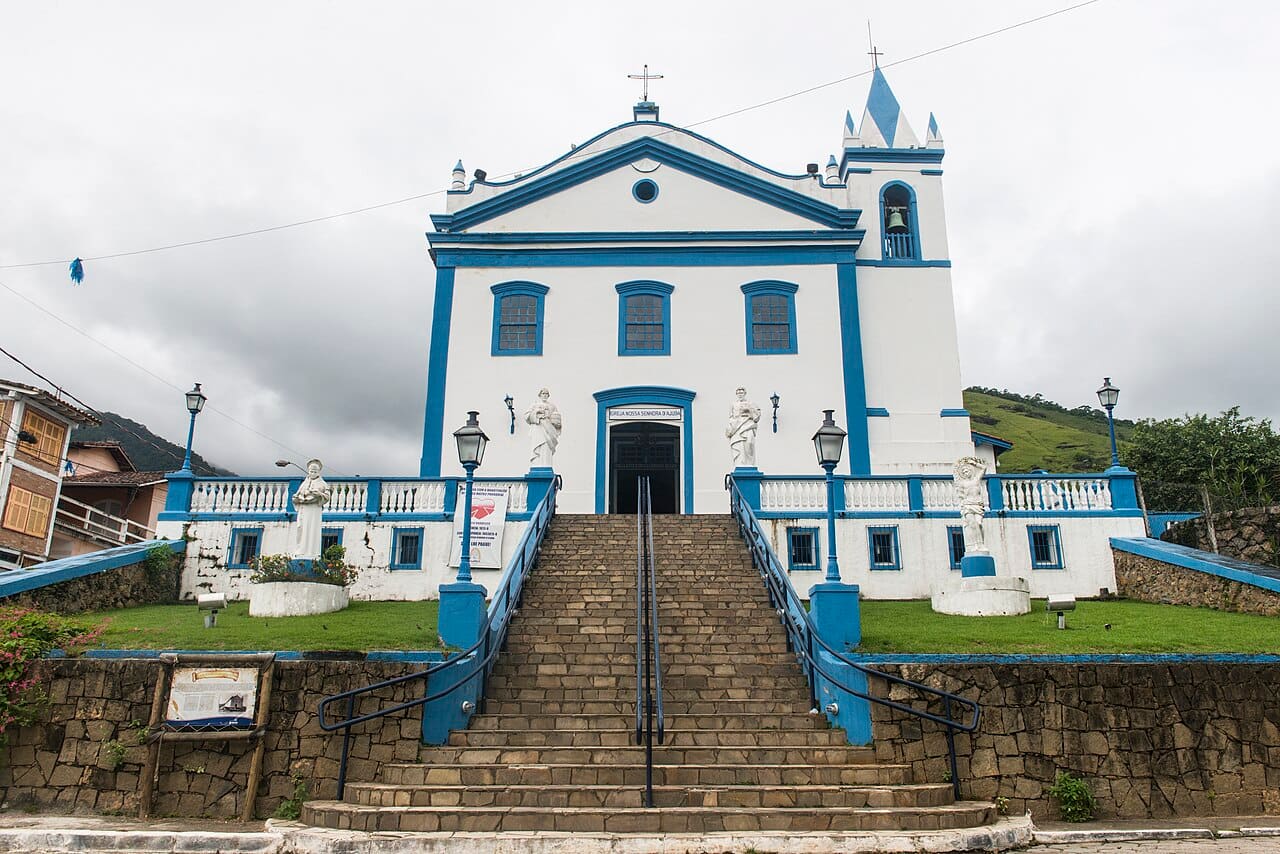 Fachada branca da Igreja Matriz de Nossa Senhora d'Ajuda, no centro histórico de Ilhabela