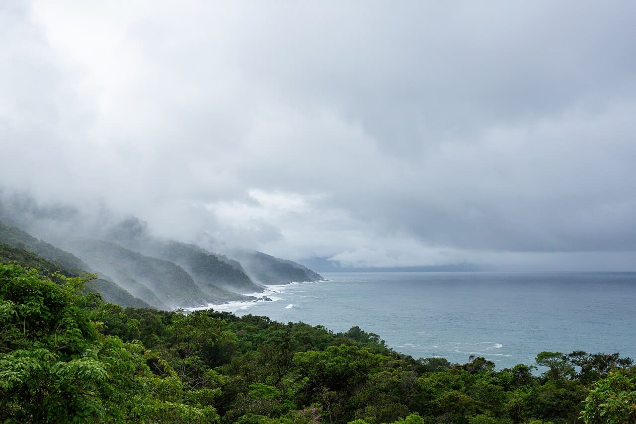 Névoa baixa cobrindo a Mata Atlântica nas montanhas de Ilhabela em dia de chuva