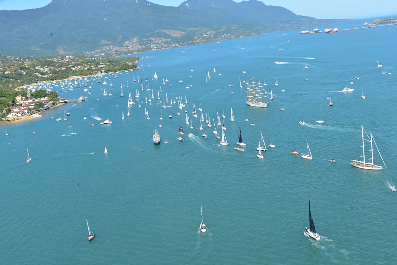 Veleiros disputando regata no canal de São Sebastião durante a Semana de Vela de Ilhabela