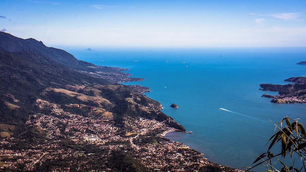 Vista do alto do pico do Baepi, com o canal de São Sebastião e o continente ao fundo