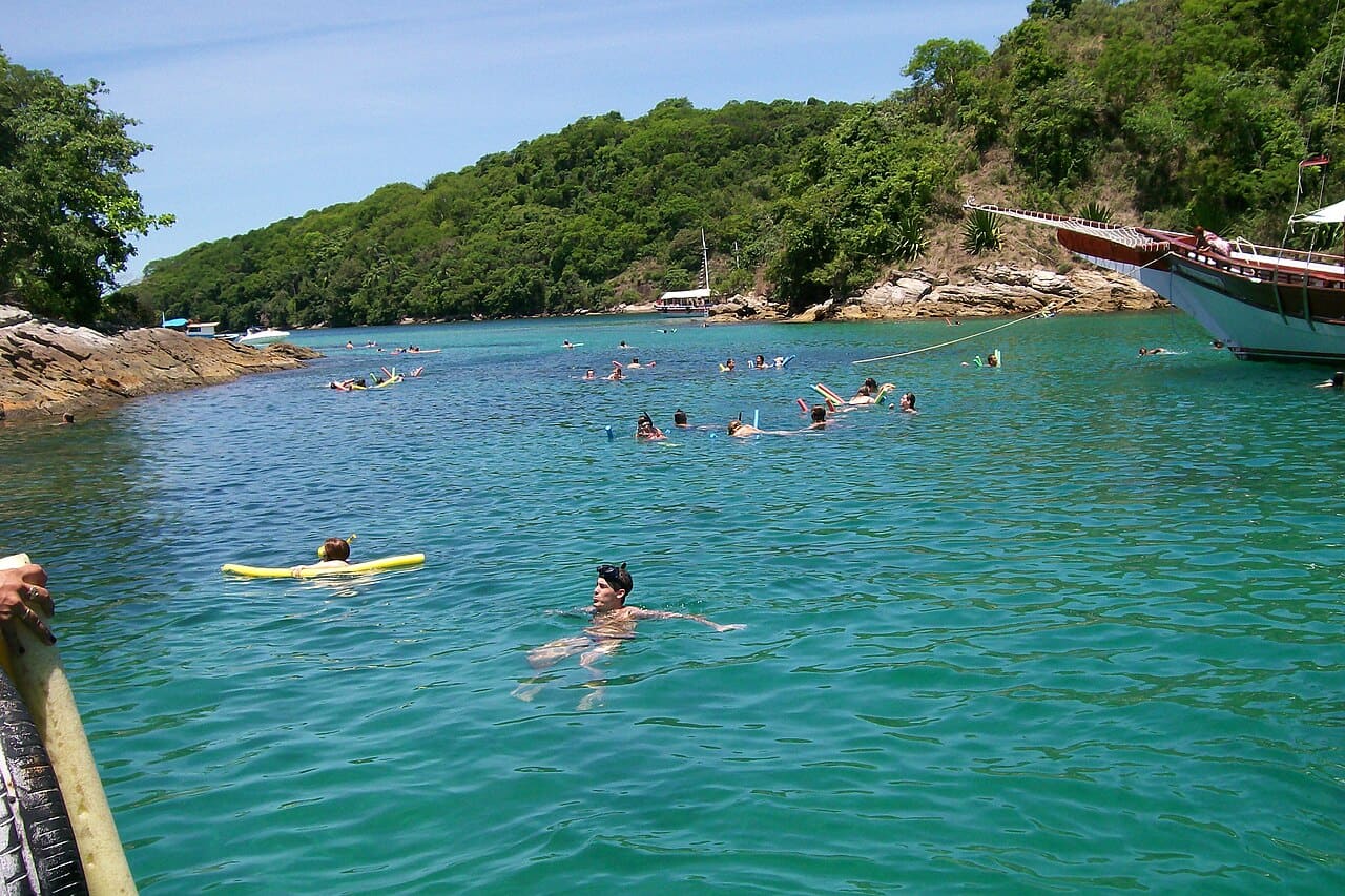 Água azul clara da Lagoa Azul entre ilhotas de mata na Ilha Grande