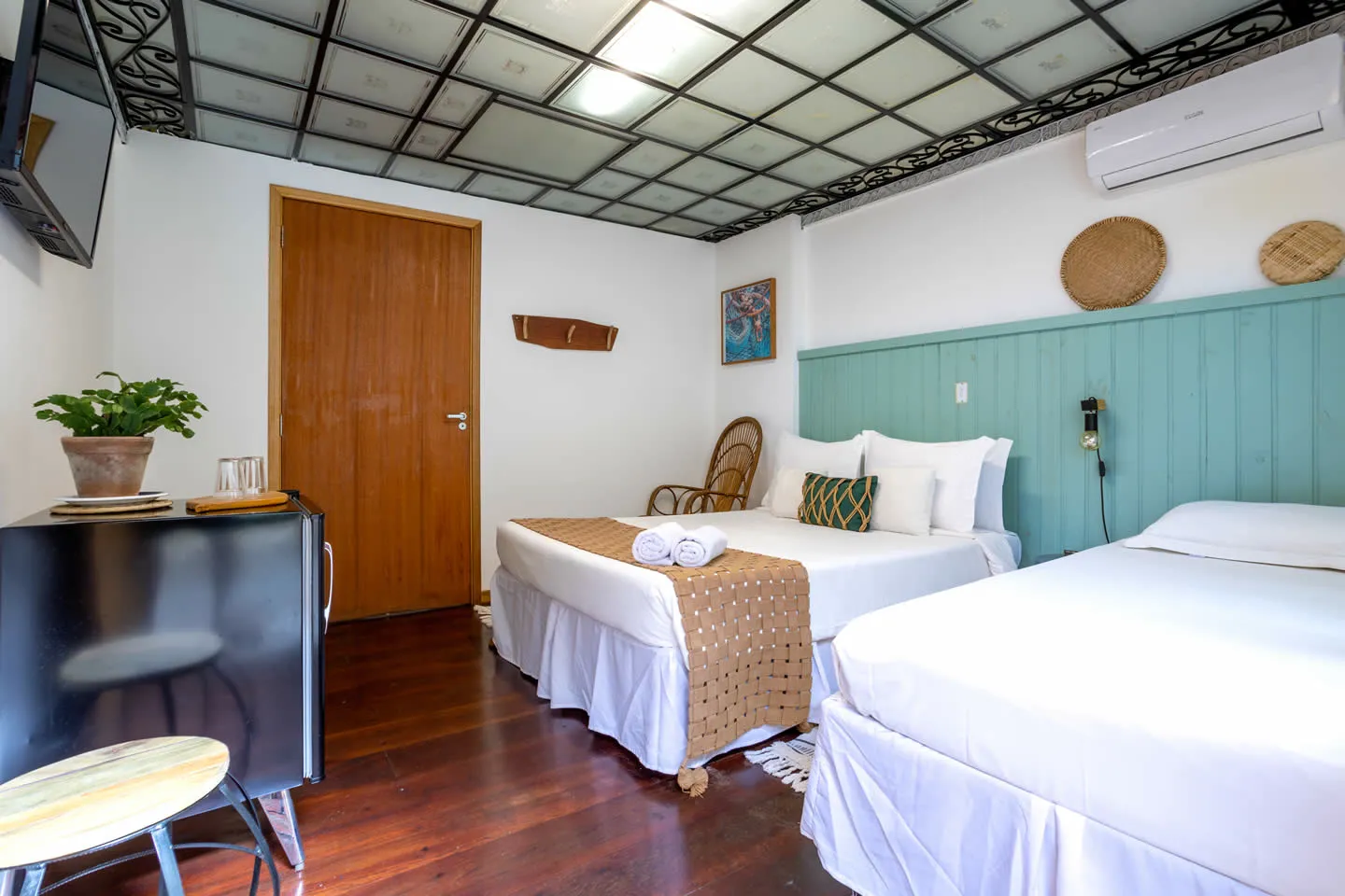 Suíte Família do Vilarejo Suítes em Ilhabela, com cama de casal e cama de solteiro (foto 2 de 5)