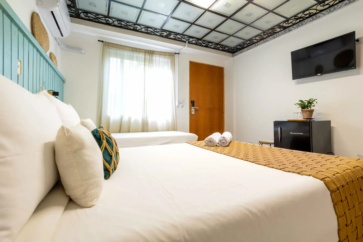 Suíte Família do Vilarejo Suítes em Ilhabela, com cama de casal e cama de solteiro (foto 3 de 5)