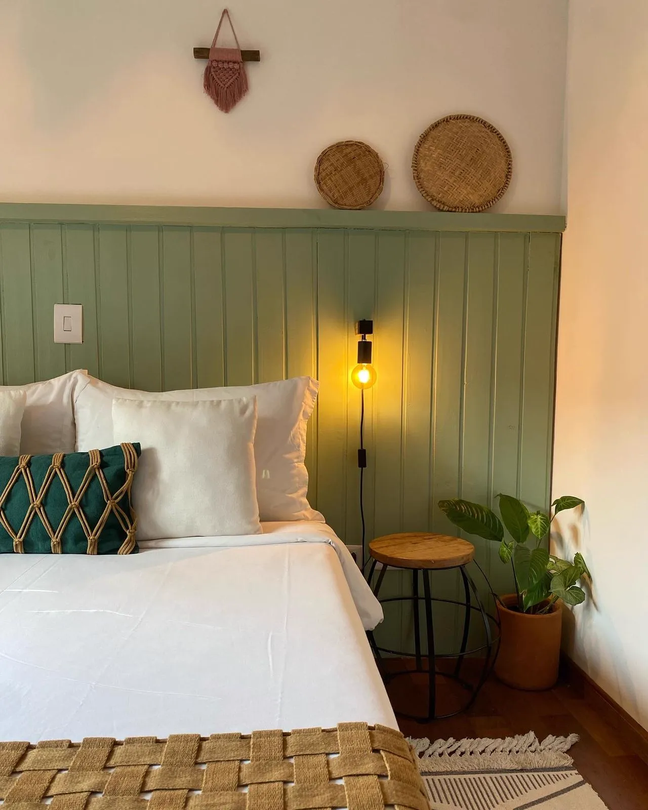 Suíte Standard do Vilarejo Suítes em Ilhabela, com cama de casal e decoração em tons quentes (foto 1 de 5)