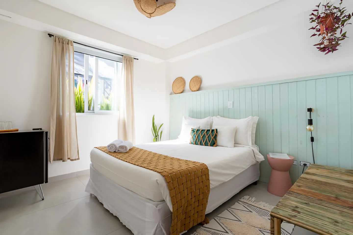 Suíte Standard do Vilarejo Suítes em Ilhabela, com cama de casal e decoração em tons quentes (foto 2 de 5)