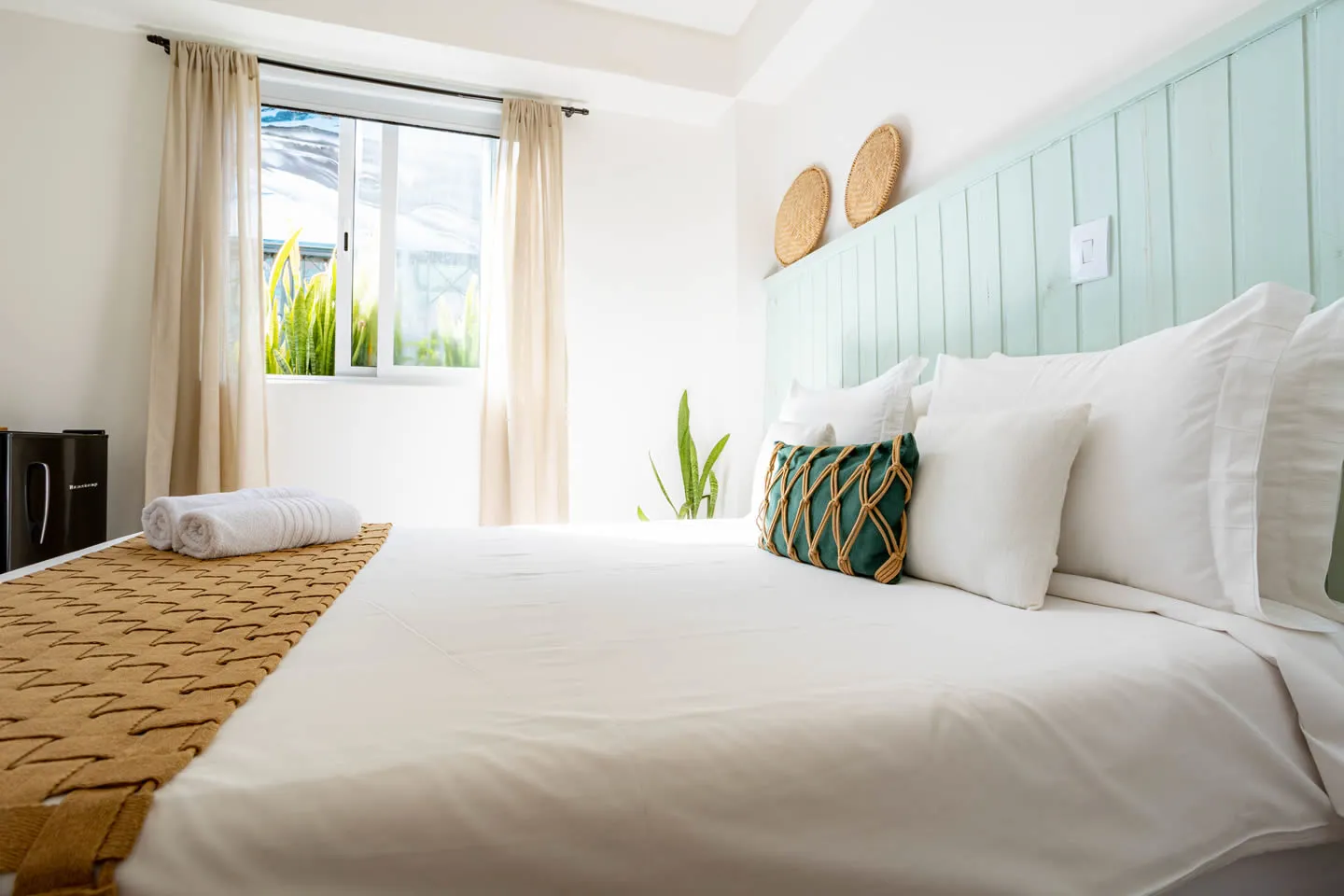 Suíte Standard do Vilarejo Suítes em Ilhabela, com cama de casal e decoração em tons quentes (foto 3 de 5)