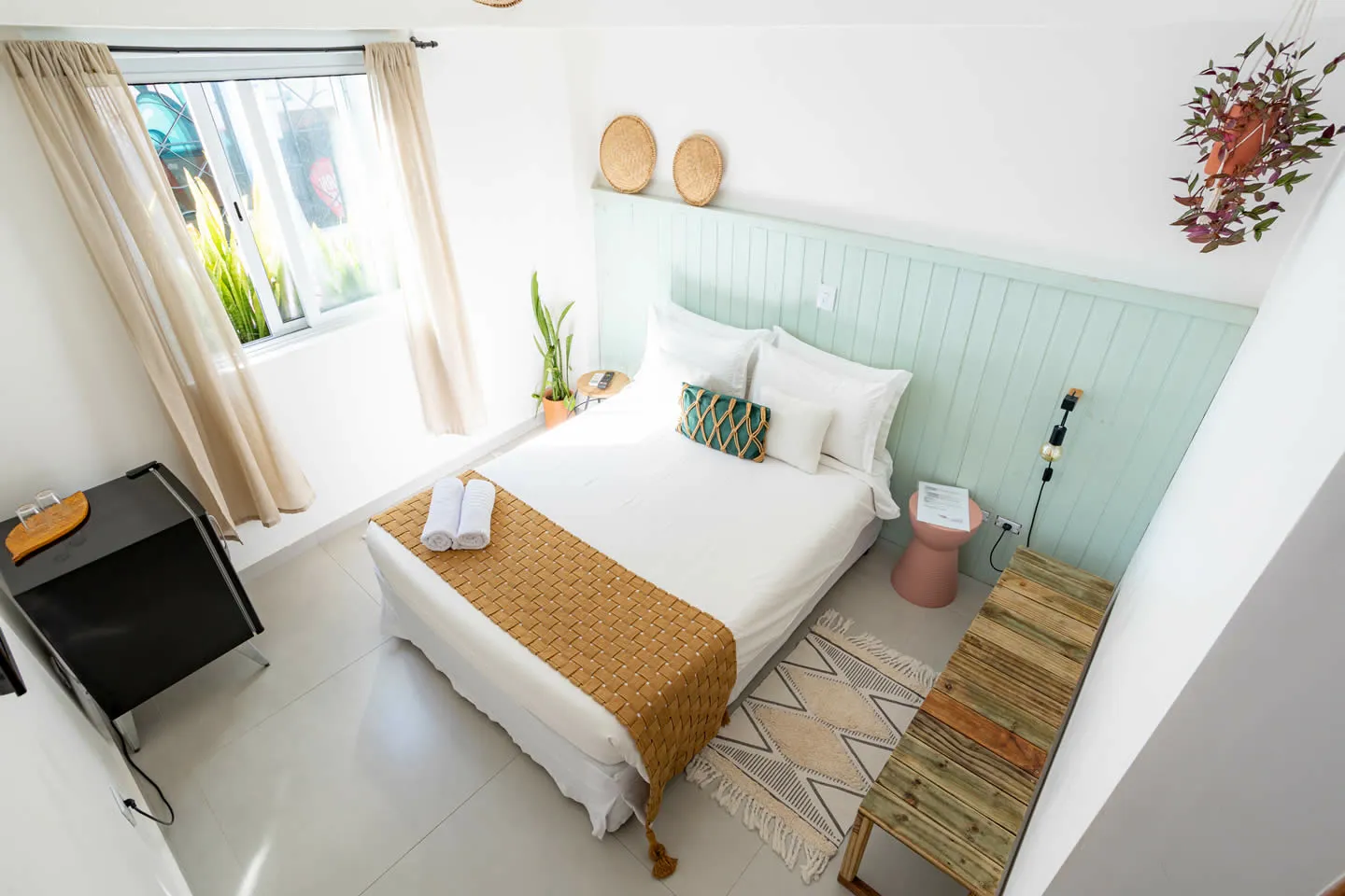 Suíte Standard do Vilarejo Suítes em Ilhabela, com cama de casal e decoração em tons quentes (foto 4 de 5)