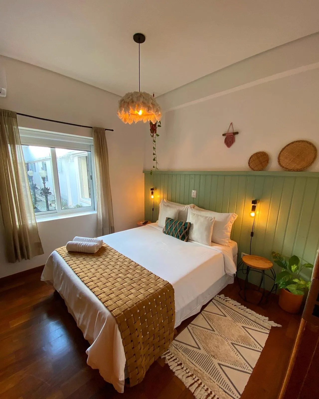 Suíte Superior do Vilarejo Suítes em Ilhabela, com cama de casal e banheiro privativo (foto 1 de 8)