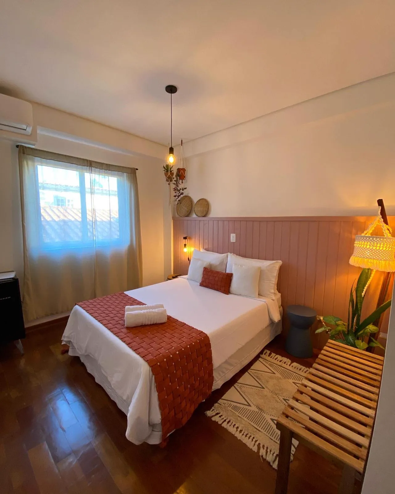 Suíte Superior do Vilarejo Suítes em Ilhabela, com cama de casal e banheiro privativo (foto 2 de 8)