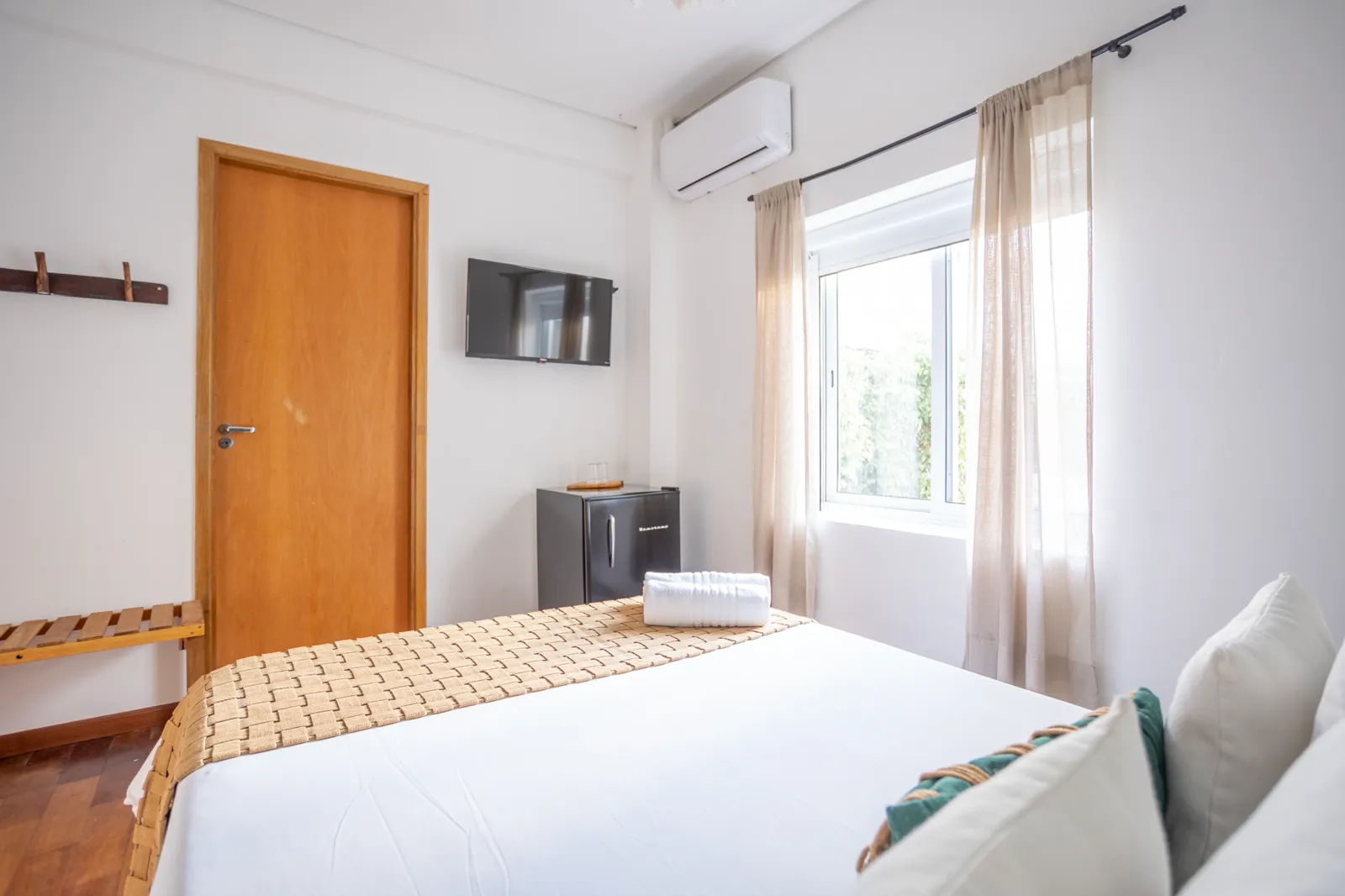 Suíte Superior do Vilarejo Suítes em Ilhabela, com cama de casal e banheiro privativo (foto 3 de 8)