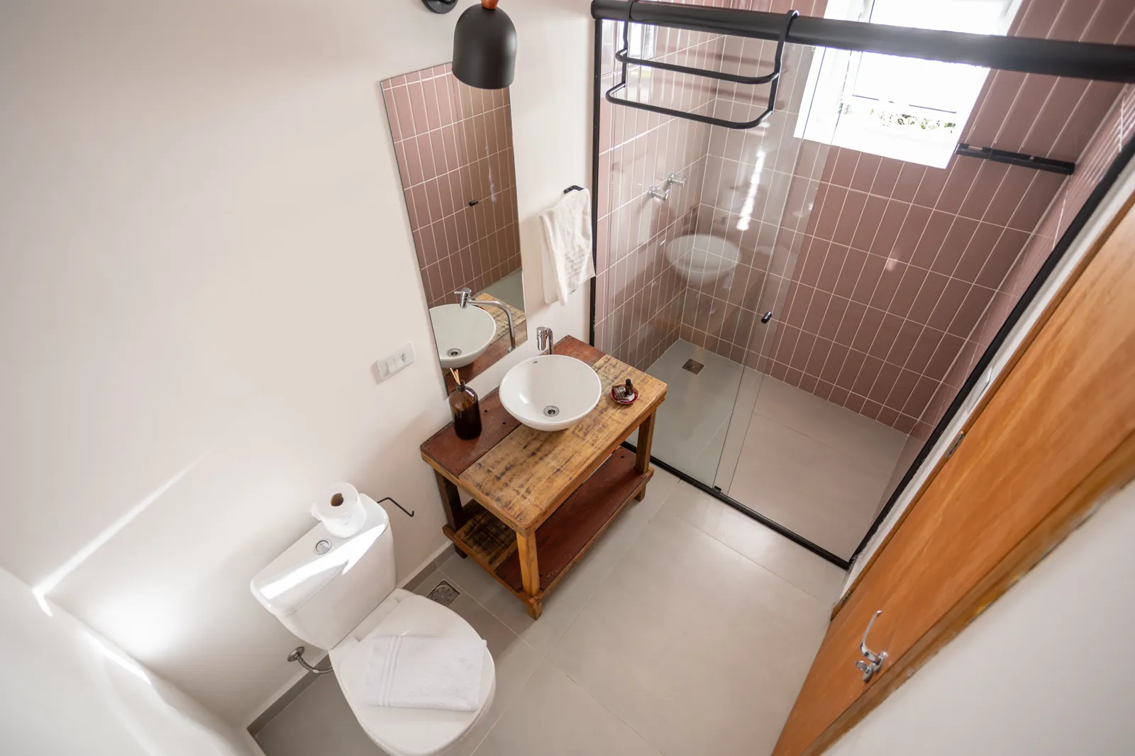 Suíte Superior do Vilarejo Suítes em Ilhabela, com cama de casal e banheiro privativo (foto 8 de 8)